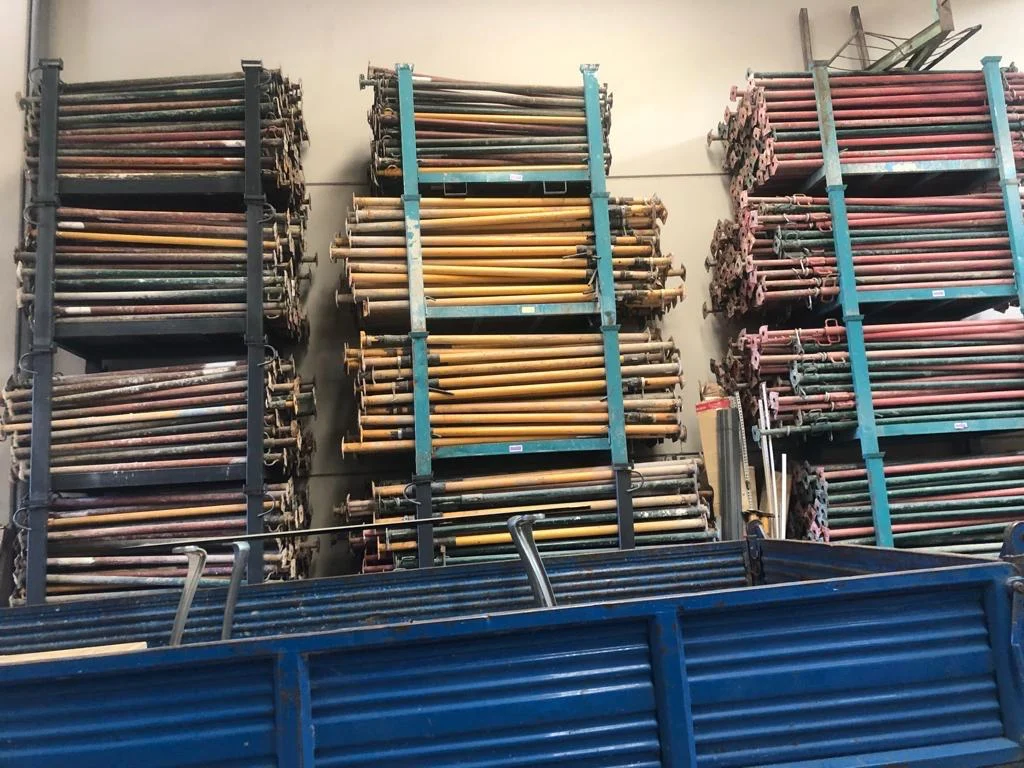 Material de construcción almacenado en una nave