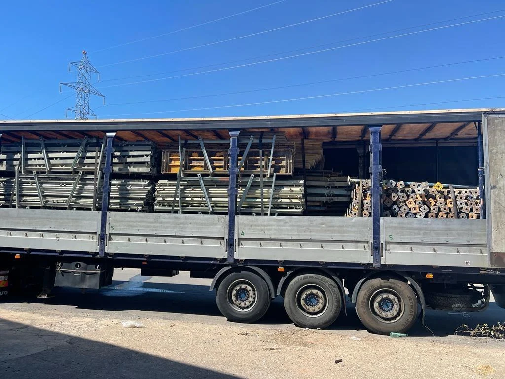 Camión con material de construcción y sistemas de obra